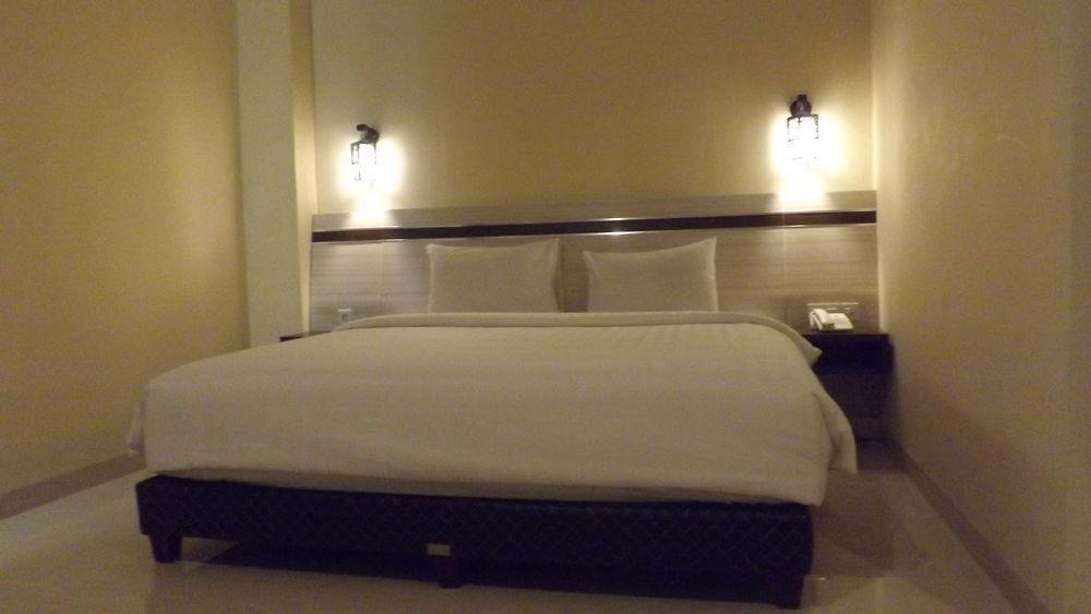 Puri Indah Hotel & Convention Mataram Extérieur photo